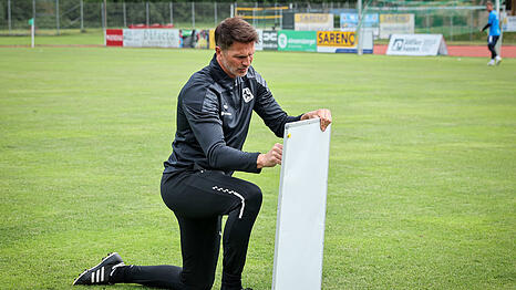 Coach Patrick Glöckner schickt seine Mannschaft am Samstagvormittag zum Laufen.