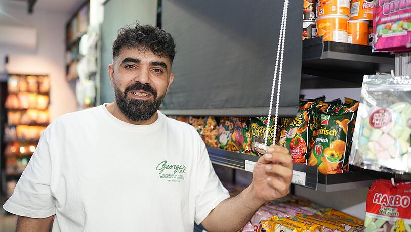 Kioskbesitzer Shivan Beseh hat in seinem Kiosk an der Schellingstraße eine Jalousie angebracht. Aber nicht vor dem Fenster, sondern am Regal. Denn nicht nur Bier darf er nicht mehr verkaufen.
