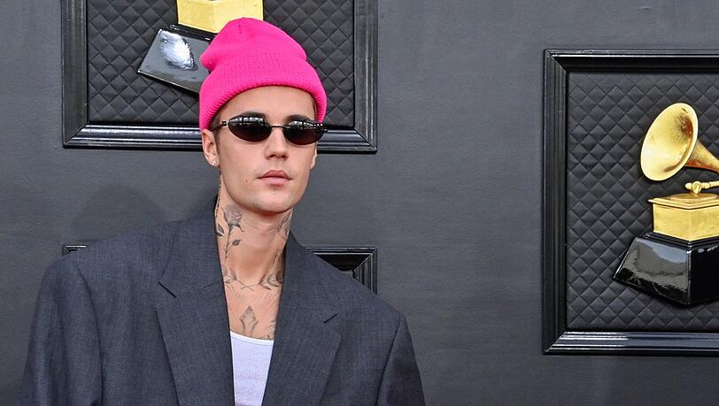Justin Bieber w&auml;hrend seiner Ankunft bei den Grammy Awards im April 2022.