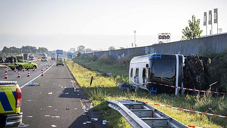Zwei Schulklassen aus Schleswig-Holstein waren auf dem Weg nach Paris, als ihr Reisebus nahe Wezep verungl&uuml;ckte.