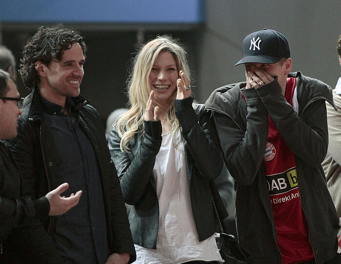 Gut gelaunt: Bastian Schweinsteiger mit seiner Sarah beim Basketball