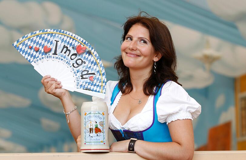 Trachtig, zünftig, bayerisch: Melanie Reis stemmt den Wiesn-Maßkrug 2011.