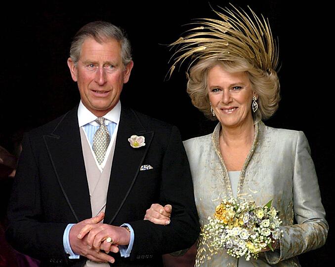 2005 heiratet Prinz Charles seine Jugendliebe Camilla.