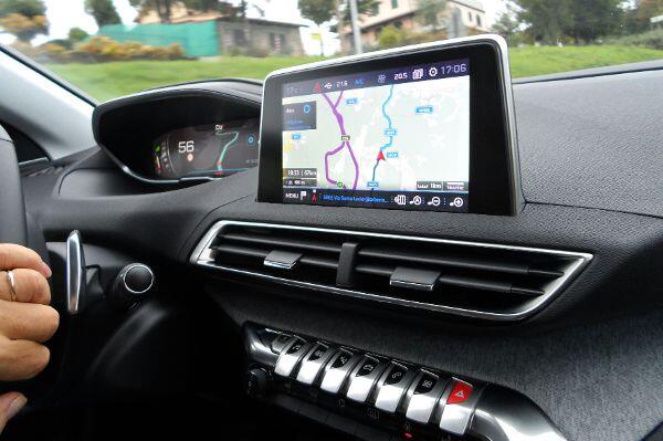 Die sechs Tasten unter dem Touchscreen des Peugeot 3008 ermöglichen den Direktzugang zu verschiedenen Menüs wie Navigation oder Klimatisierung.