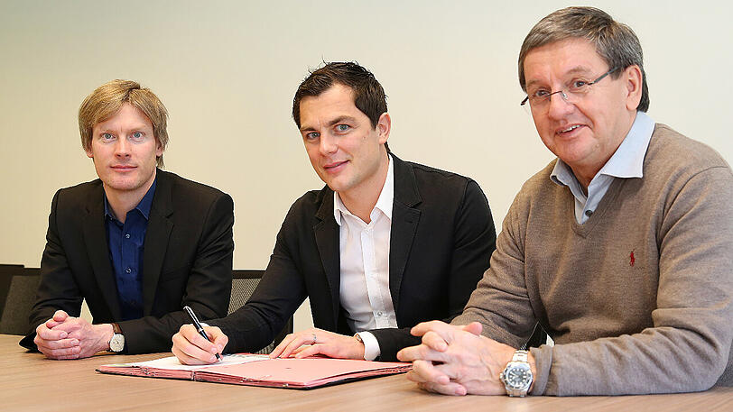 Anno 2017: Wolfgang Hotze, Sprecher der Geschäftsführung des VfL Wolfsburg, Marcel Schäfer und VfL-Geschäftsführer Dr. Tim Schumacher (von links).