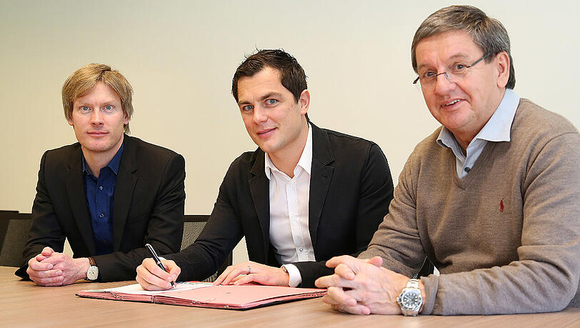 Anno 2017: Wolfgang Hotze, Sprecher der Geschäftsführung des VfL Wolfsburg, Marcel Schäfer und VfL-Geschäftsführer Dr. Tim Schumacher (von links). Anno 2017: Wolfgang Hotze, Sprecher der Geschäftsführung des VfL Wolfsburg, Marcel Schäfer und VfL-Geschäftsführer Dr. Tim Schumacher (von links).