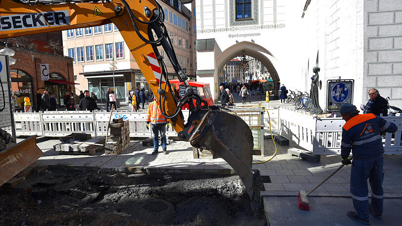 Die Julia-Statue in der Altstadt - aktuell müssen sich wegen einer Baustelle hier die Passanten vorbeischlängeln.