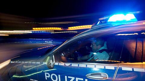 Eine Polizeistreife fährt zu einem Einsatz. Foto: Patrick Seeger/dpa/Symbolbild