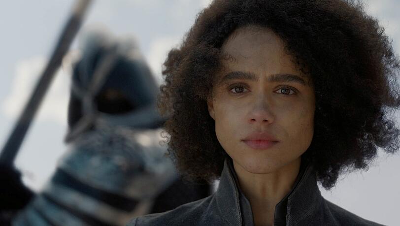 Der Berg holt aus und Missandei erleidet das gleiche Schicksal, wie Ned Stark. Der Berg holt aus und Missandei erleidet das gleiche Schicksal, wie Ned Stark.