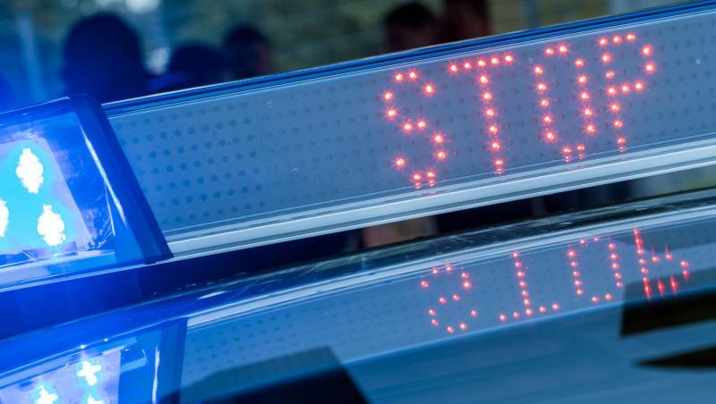 Der Schriftzug "Stop" ist auf dem Dach eines Polizeiwagens zu sehen. Foto: Jens Büttner/Archiv Der Schriftzug "Stop" ist auf dem Dach eines Polizeiwagens zu sehen. Foto: Jens Büttner/Archiv