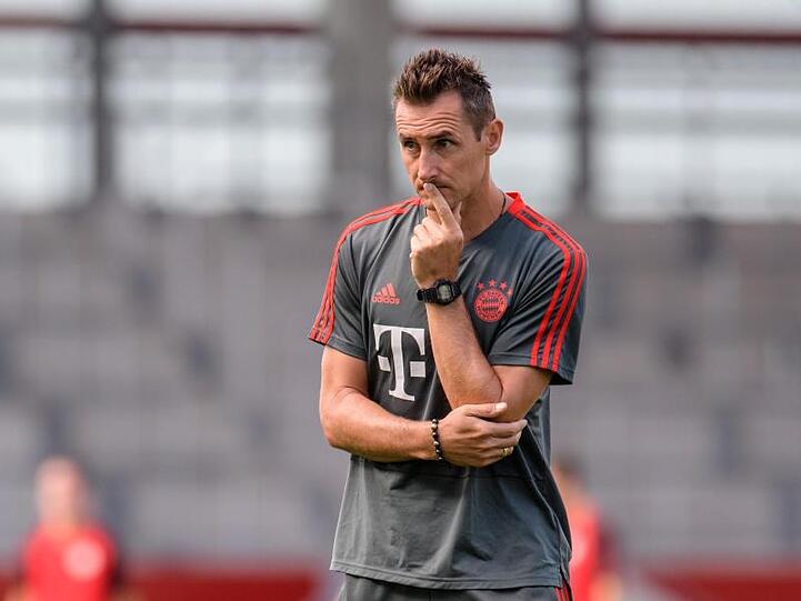Miroslav Klose vom FC Bayern München beobachtet das Aufwärmen seiner Spieler vor Spielbeginn. Foto: Matthias Balk/dpa