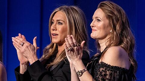 Jennifer Aniston (l.) und Drew Barrymore lassen Adam Sandler hochleben.