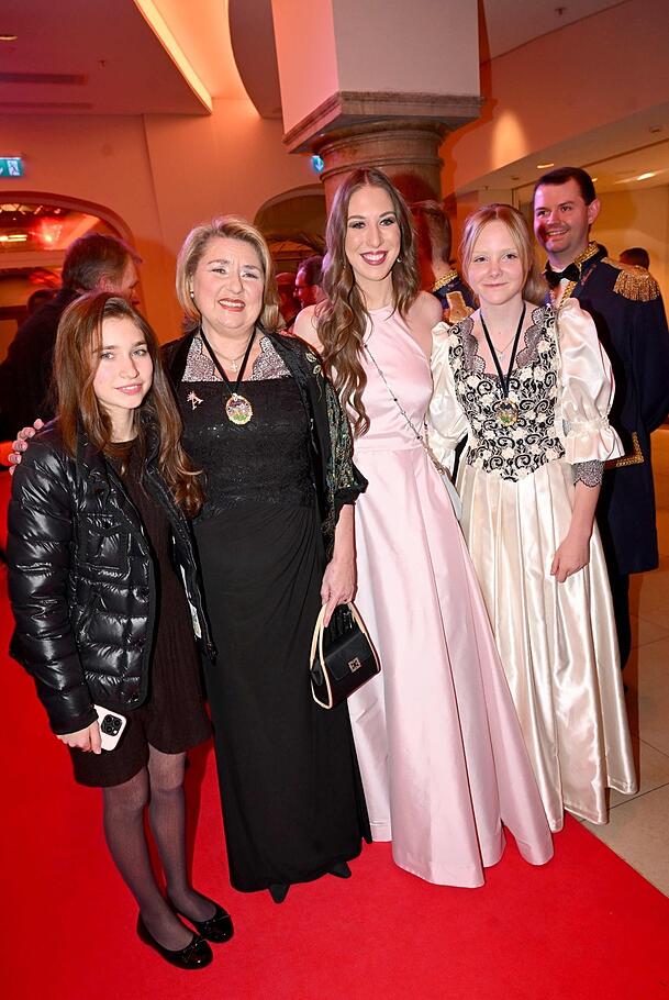 Sängerin Angela Wiedl mit Tochter Gina Maria (l.) und die beiden Siegel-Töchter Alana Siegel mit Halbschwester Ruby (r.) feiern mit beim Narrhalla-Ball. Sängerin Angela Wiedl mit Tochter Gina Maria (l.) und die beiden Siegel-Töchter Alana Siegel mit Halbschwester Ruby (r.) feiern mit beim Narrhalla-Ball.