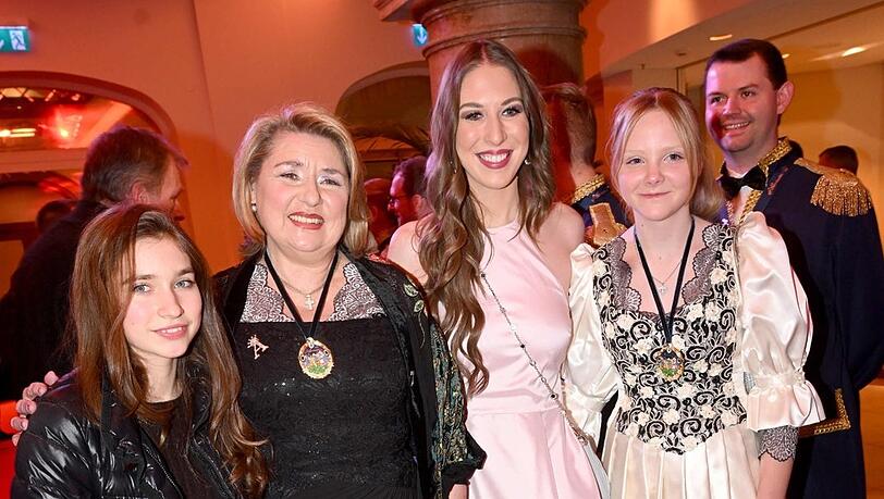 S&auml;ngerin Angela Wiedl mit Tochter Gina Maria (l.) und die beiden Siegel-T&ouml;chter Alana Siegel mit Halbschwester Ruby (r.) feiern mit beim Narrhalla-Ball.