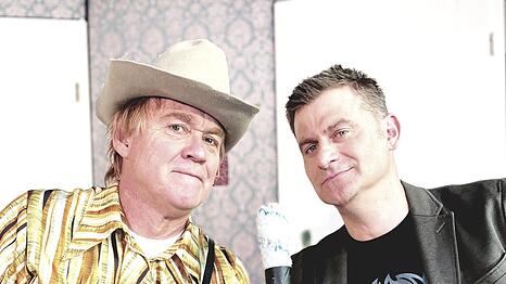 Alexander Liegl und Michael Altinger (rechts) als Reporter unter Kollegen.