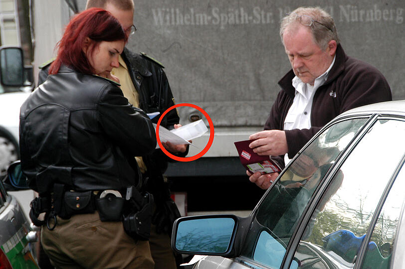 Die Polizei kurz nach dem Ehestreit in Gostenhof mit dem Tatmesser. Sie fanden damals Mann und Frau blutend vor.