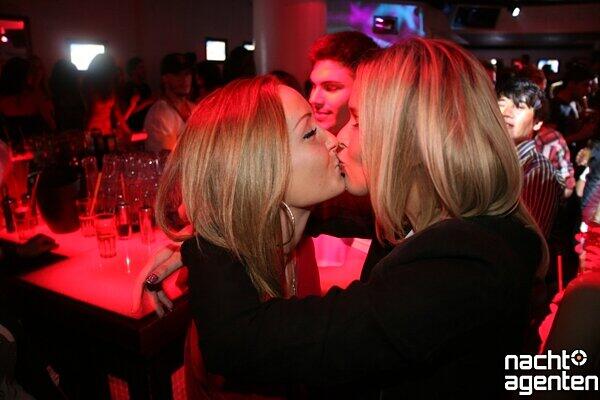 Pflichttermin in der Nacht zum Sonntag: "Garden & Restaurant" im Crown's Club. Mehr Bilder unter: www.nachtagenten.de
