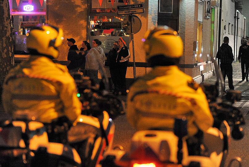 Miese Laune in orange: Bei den Holland-Anhängern ist nach dem fulminanten Sieg der DFB-Elf die Stimmung am Boden. Die Bilder