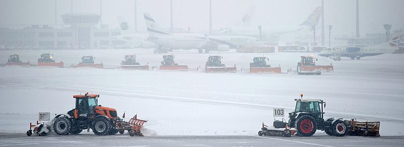Nicht's geht mehr: Am Münchner Flughafen laufen die Schnee-Räumungsarbeiten auf Hochtouren.