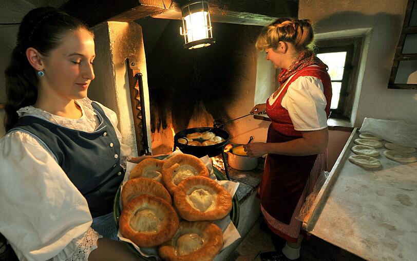 Im Freilichtmuseum Glentleiten werden Kirchweihnudeln wie anno dazumal am offenen Feuer gebacken.