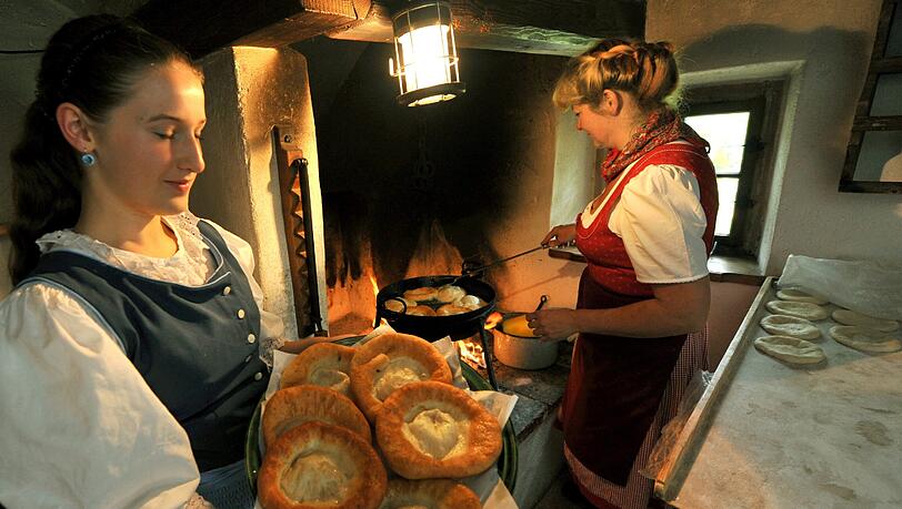 Im Freilichtmuseum Glentleiten werden Kirchweihnudeln wie anno dazumal am offenen Feuer gebacken. Im Freilichtmuseum Glentleiten werden Kirchweihnudeln wie anno dazumal am offenen Feuer gebacken.