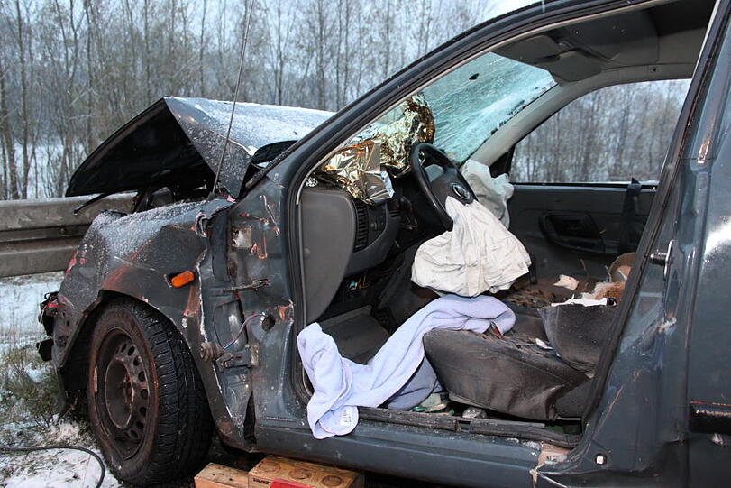 Schwerer Unfall auf dr A94 bei Töging: Ein Lkw ist ein Unfall-Auto gerast. Ein Mensch kam bei dem Crash ums Leben. Die Bilder.