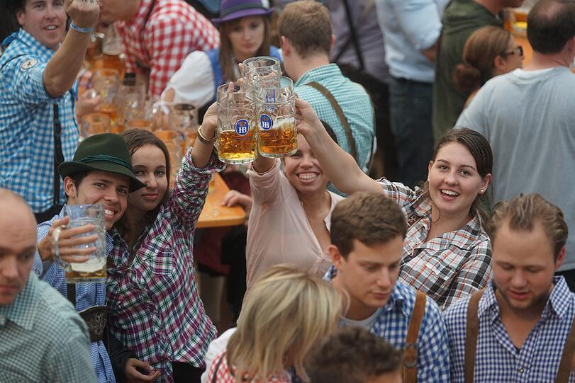 Auf der Wiesn geht?s wieder rund! Seit Samstag feiern die Münchner und Touristen auf der Wiesn. Die besten Wiesn-Bilder vom Samstag.