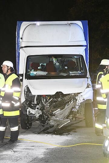 Der Pkw geriet nach dem Crach völlig außer Kontrolle. Er kam erst nach hundert Metern völlig demoliert zum Stehen.