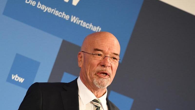Wolfram Hatz vor dem Schriftzug "vbw". Foto: Angelika Warmuth/dpa/Archivbild Wolfram Hatz vor dem Schriftzug "vbw". Foto: Angelika Warmuth/dpa/Archivbild
