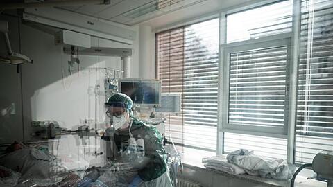 Im Universitätsklinikum Essen wird ein Corona-Patient auf der Intensivstation behandelt.
