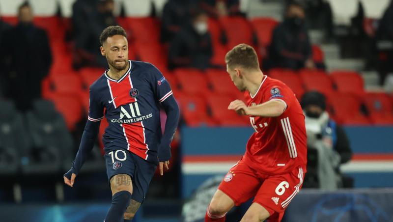 Neymar von Paris Saint-Germain (l) und Joshua Kimmich vom FC Bayern München kämpfen um den Ball.