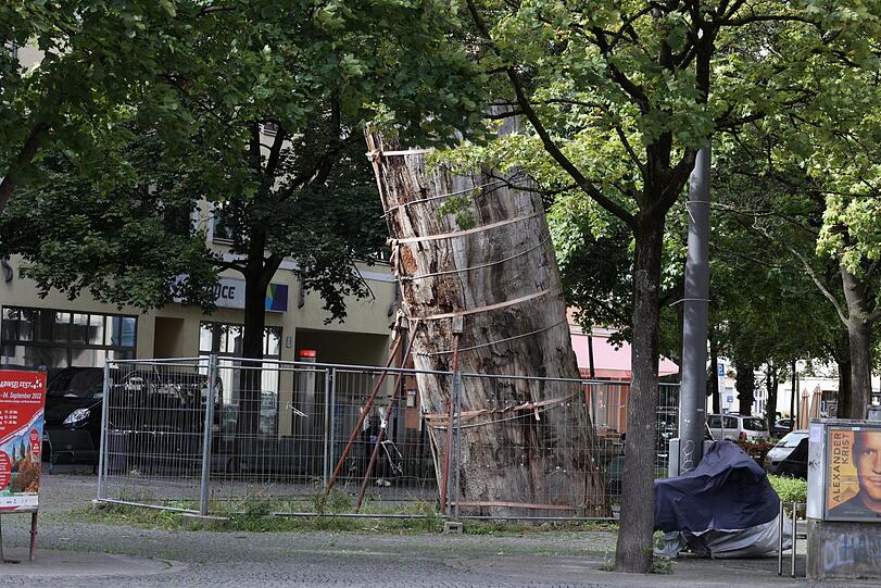 Gesichert: Das Kunstobjekt "Torre Pendente" (1987) am Edelweißplatz.