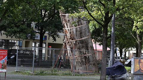 Gesichert: Das Kunstobjekt "Torre Pendente" (1987) am Edelweißplatz.