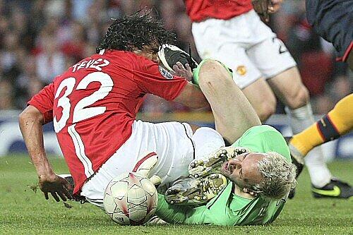 Schmerzhaftes Aufeinandertreffen: Tevez (l.) und Almunia