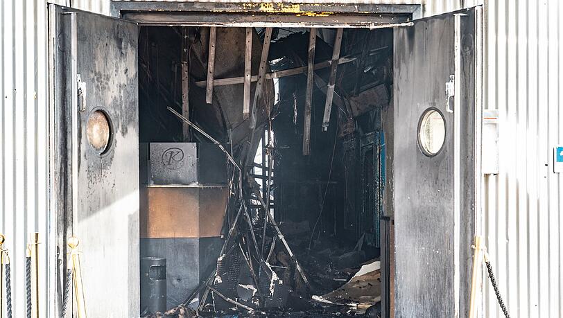 Noch ist völlig unklar, warum das Feuer in der Disco ausbrechen konnte. Noch ist völlig unklar, warum das Feuer in der Disco ausbrechen konnte.