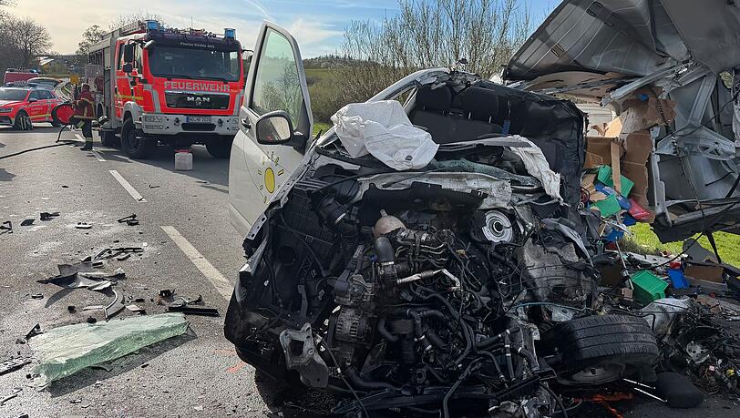 F&uuml;r den Transporterfahrer kommt jede Hilfe zu sp&auml;t. Der Fahrer des Tanklastzugs kommt dagegen mit schweren Verletzungen ins Krankenhaus.