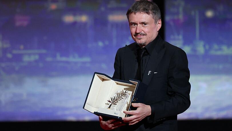 Der rum&auml;nische Regisseur, Drehbuchautor und Produzent Cristian Mungiu feiert auf der B&uuml;hne nach dem Gewinn der Goldenen Palme f&uuml;r seinen Film "Fjord" bei der Abschlusszeremonie der 79. Ausgabe der Filmfestspiele von Cannes.