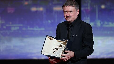 Der rum&auml;nische Regisseur, Drehbuchautor und Produzent Cristian Mungiu feiert auf der B&uuml;hne nach dem Gewinn der Goldenen Palme f&uuml;r seinen Film "Fjord" bei der Abschlusszeremonie der 79. Ausgabe der Filmfestspiele von Cannes.