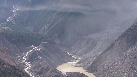 Ein neuer Stausee besorgt die Beh&ouml;rden in China und Nepal.