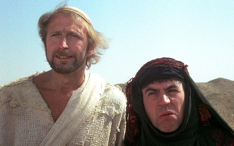 Brian (Graham Chapman, links) und seine Mutter (Terry Jones, re.) sind auf dem Weg zu einer Steinigung.