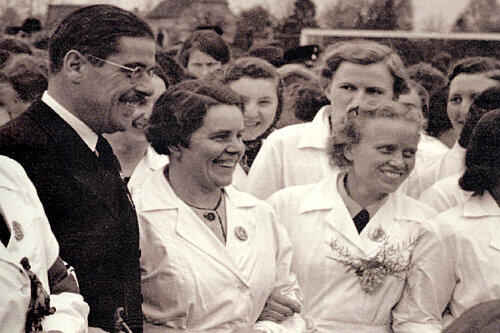 Wo der Chef auftrat, war das &bdquo;Frollein Grete&ldquo; nicht weit: Gustav Schickedanz bei einem Quelle-Betriebsfest 1935 mit Mitarbeiterinnen, ganz rechts Grete Lachner.