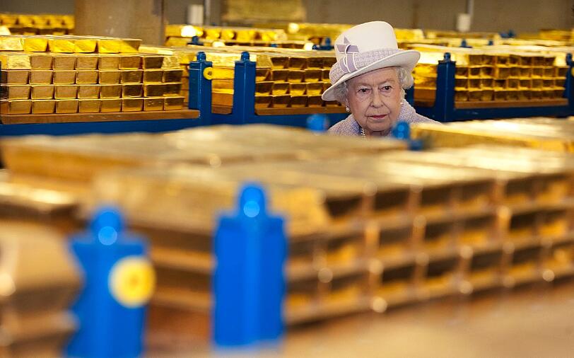 Queen Elizabeth II. stattet der Bank of England einen Besuch ab und schaut sich den Goldvorrat an.