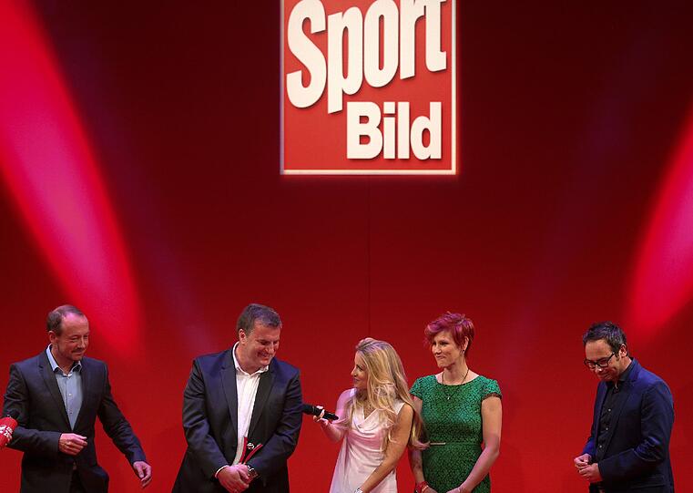 "Sport Bild" Redakteur Sven Beckedahl (l-r), Axel Balkausky, Sportkoordinator der ARD, die Moderatorin Andrea Kaiser, ARD-Moderatorin Kati Wilhelm und ARD-Moderator Matthias Opdenhövel feiern  den Award für die "Beste TV-Redaktion des Jahres", mit dem die ARD ausgezeichnet wurde.