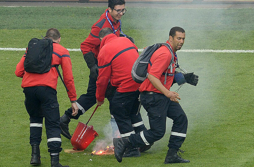 Kroatische "Fans" sind beim Spiel gegen Tschechien völlig ausgerastet. Die Bilder.