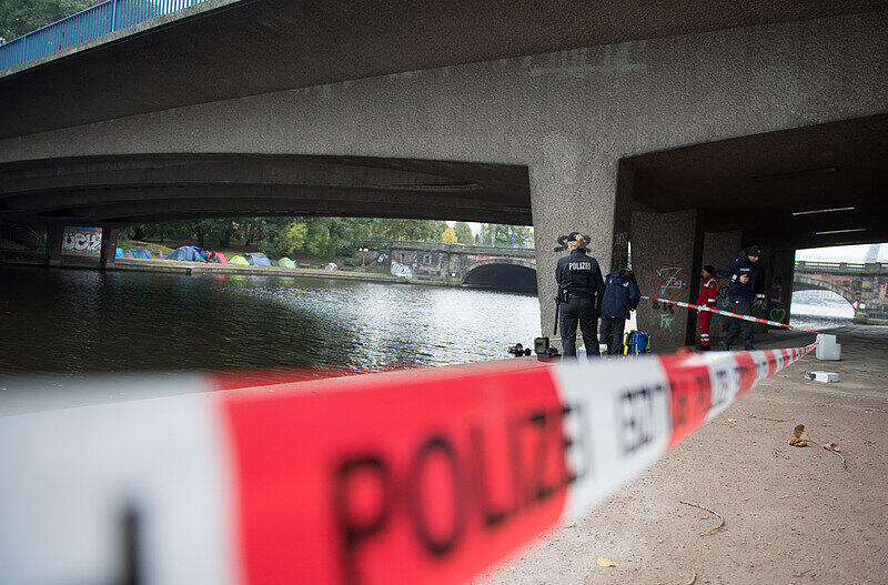 Unter der Kennedybrücke war ein 16-Jähriger hinterrücks attackiert und mit mehreren Stichen tödlich verletzt worden. Das Motiv gab den Ermittlern Rätsel auf.