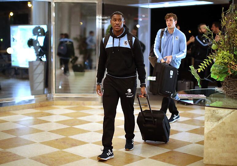Löwen-Ankunft im Hotel Oliva Nova: Romuald Lacazette.