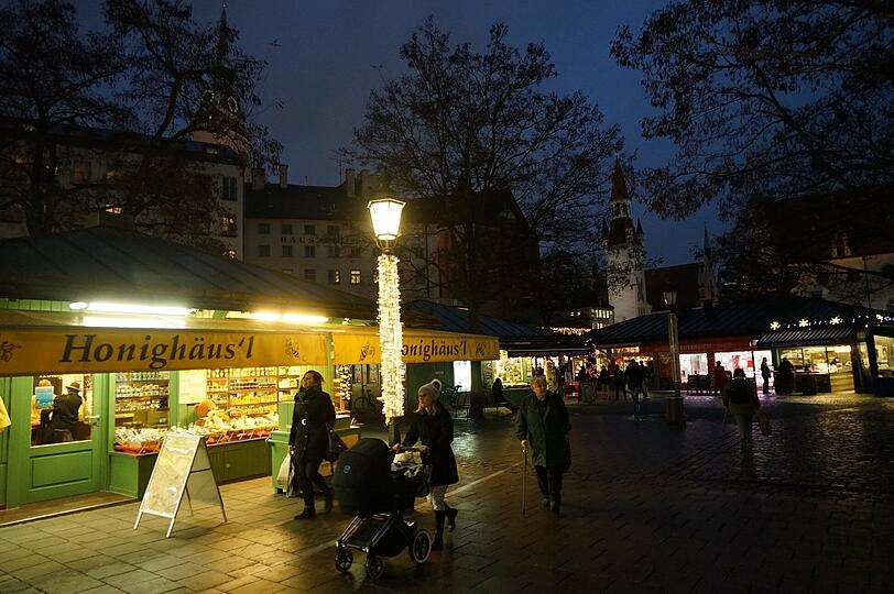 Es ist inzwischen guter Brauch, dass im Advent auch der Viktualienmarkt im Lichterglanz erstrahlt. Am Donnerstagabend nahmen Kommunalreferent Axel Markwardt, Markthallenchef Boris Schwartz und Elke Fett, die Sprecherin der Marktleute, die Lichterketten in Betrieb. Und siehe: Es ward Licht &ndash; und aus dem Maibaum ein Christbaum. Naja, beinahe.