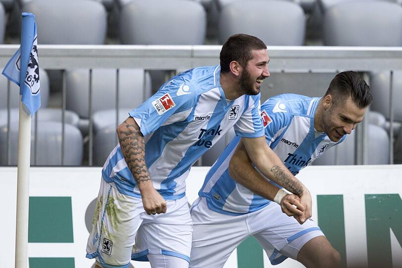 Der erste Jubel im neuen Trikot: Am 27. Februar 2016 trifft Sascha Mölders erstmals für die Löwen - und holt kurz vor Schluss auch noch den Elfmeter zum entscheidenden 3:2 gegen Fortuna Düsseldorf heraus. Insgesamt sollten 81 weitere Mölders-Tore fallen.