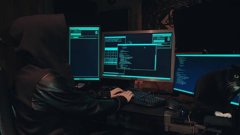 Sie können überall auf der Welt sitzen und Nutzer attackieren: Die Hackerkriminalität nimmt weiter zu.