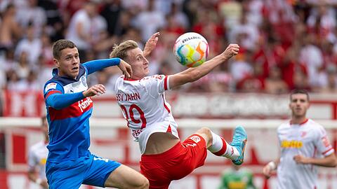 Fabian Reese (l) von Holstein Kiel und Joshua Mees von Jahn Regensburg in Aktion.